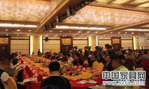 家居、建材行業(yè)的500余位廠家、經(jīng)銷商代表現(xiàn)場參加招商推介會(huì)
