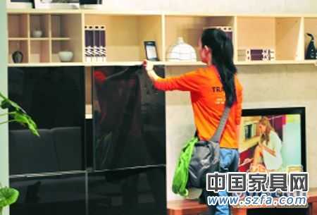 板材和其他材料的結(jié)合，成為板式家具設(shè)計(jì)的一個(gè)方向