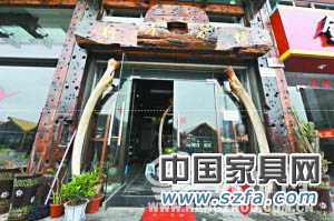 舟山一家門面及家具都以老船木為原料的茶行。