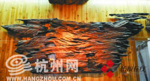 老船木制作的裝飾品。