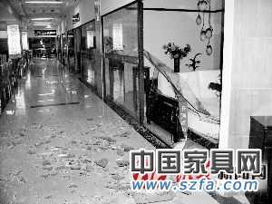 不同意漲租金就砸玻璃？家具廣場店家人人自危