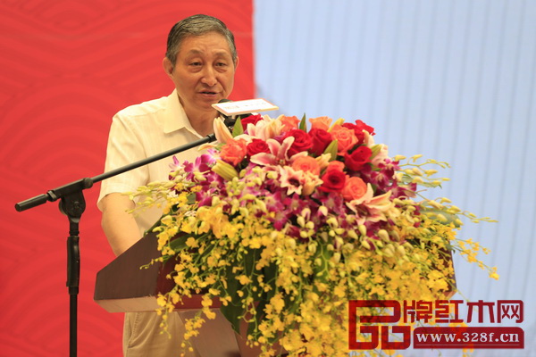 全聯(lián)藝術紅木家具專業(yè)委員會專家顧問、原故宮博物院文保科技部主任曹靜樓在區(qū)氏臻品明清家具藝術館開業(yè)典禮上致辭